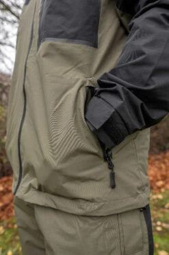 Korum Neoteric Waterproof Jacket (4 Reviews) 8 Korum Neoteric Waterproof Jacket (4 Reviews) -Visuitrusting Winkel 496b5ac83d5de695